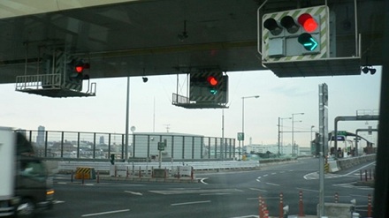 Современный светофор на перекрёстке