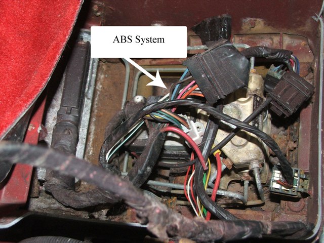 Система ABS представляет собой сложную механическую и электрическую цепь