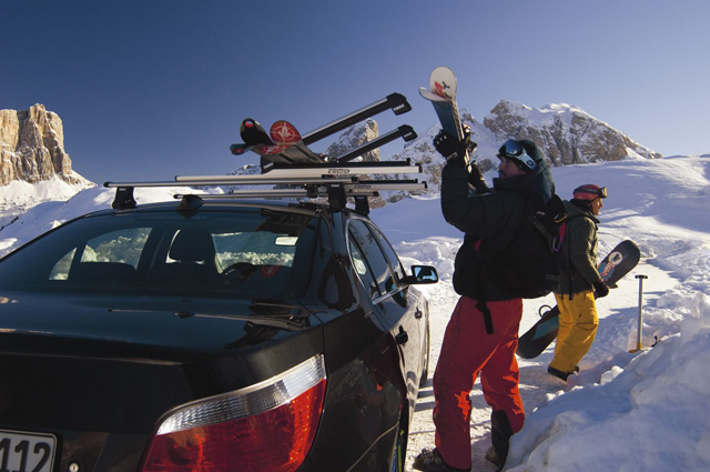 Перевозка сноуборда на крыше автомобиля