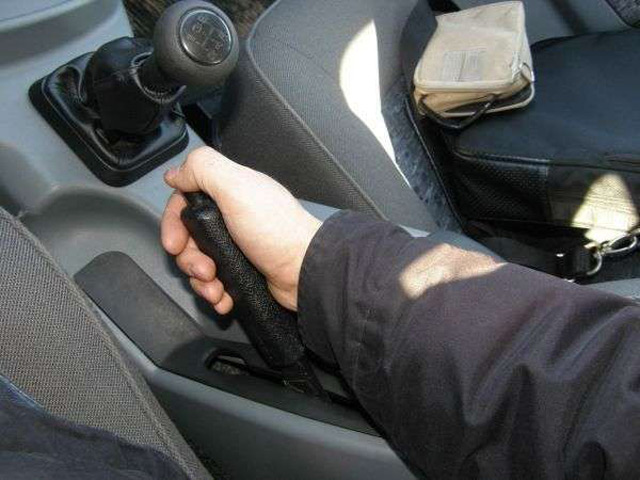 Правильное использование ручника может сыграть решающую роль на зимней дороге