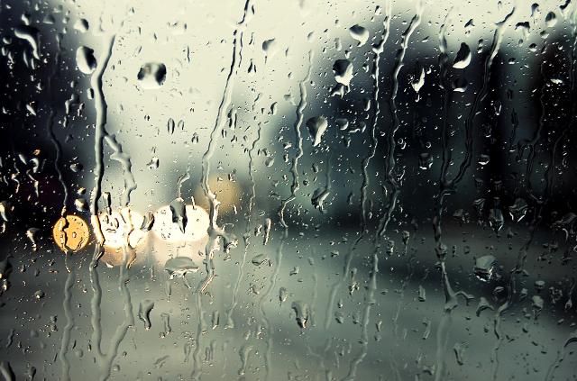 Влага в салоне может служить причиной появления капелек на окне