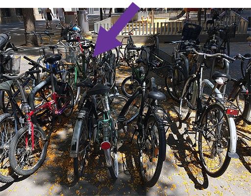 Пример правильной парковки в скоплении велосипедов