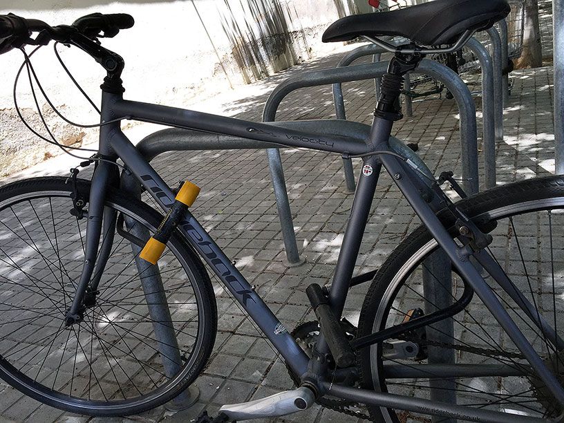 Фиксация велосипеда двумя u-lock'ами.