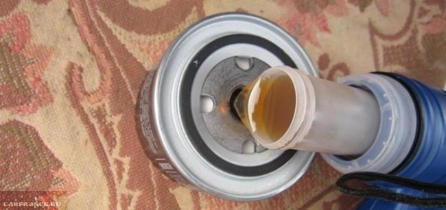 Зливаваем масло в масляный фильтра на ВАЗ-2112