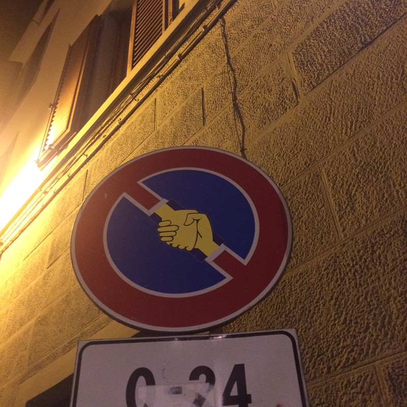 Особенно много креативных дорожных знаков замечено во Флоренции дорожные знаки, европейские знаки, пдд, таблички