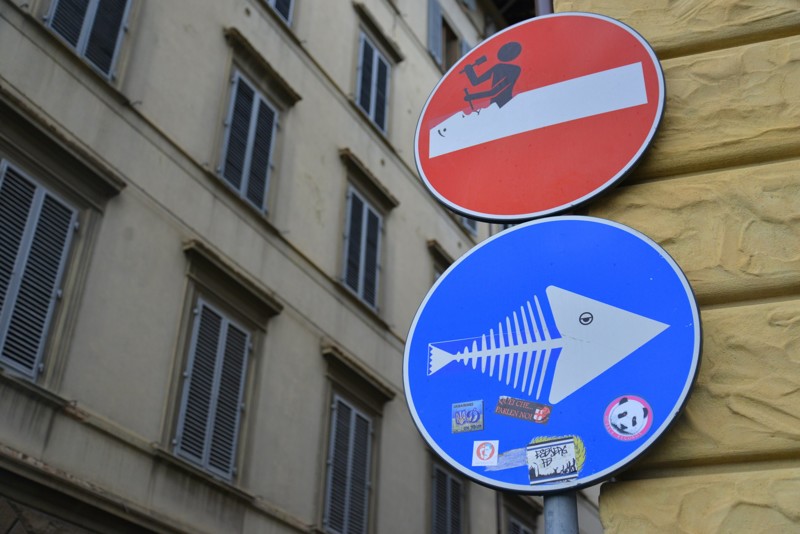 Необычные дорожные знаки, которые призывают к действию, но непонятно к какому дорожные знаки, европейские знаки, пдд, таблички