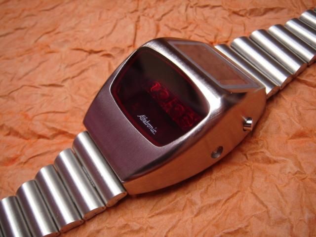 Nepro Alfatronic - тоже на солнечных батареях и тоже считались водительскими из-за наклоненного дисплея. авто, автомобили, аксессуар, наручные часы, цифровые часы, часы, часы для водителей