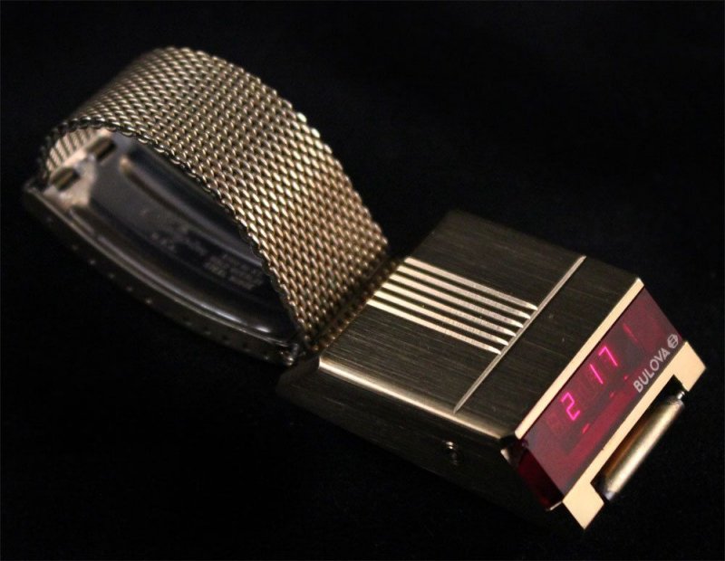 Самые, пожалуй, известные водительские часы - Bulova Computron, первая модель которых вышла в 1975 г. авто, автомобили, аксессуар, наручные часы, цифровые часы, часы, часы для водителей
