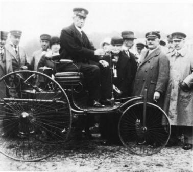 Карл Бенц на первом автомобиле