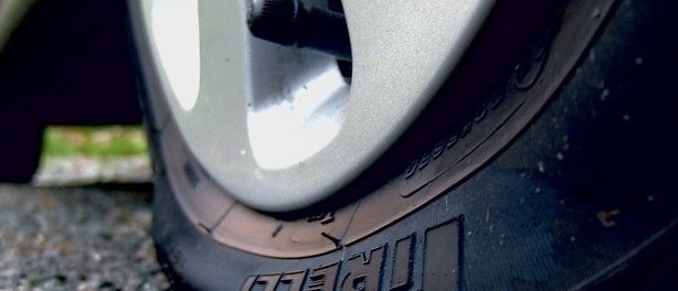 Спущенное колесо? Почему падает давление в колесе автомобиля.