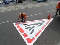 установка дорожных знаков устанавливает знак дороге