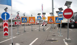 установка дорожных знаков устанавливает знак дороге