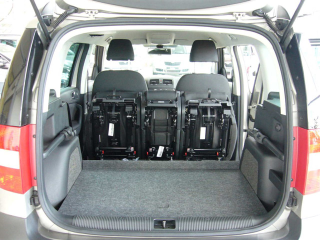 Багажник Škoda Yeti более практичен в плане перевозки больших грузов