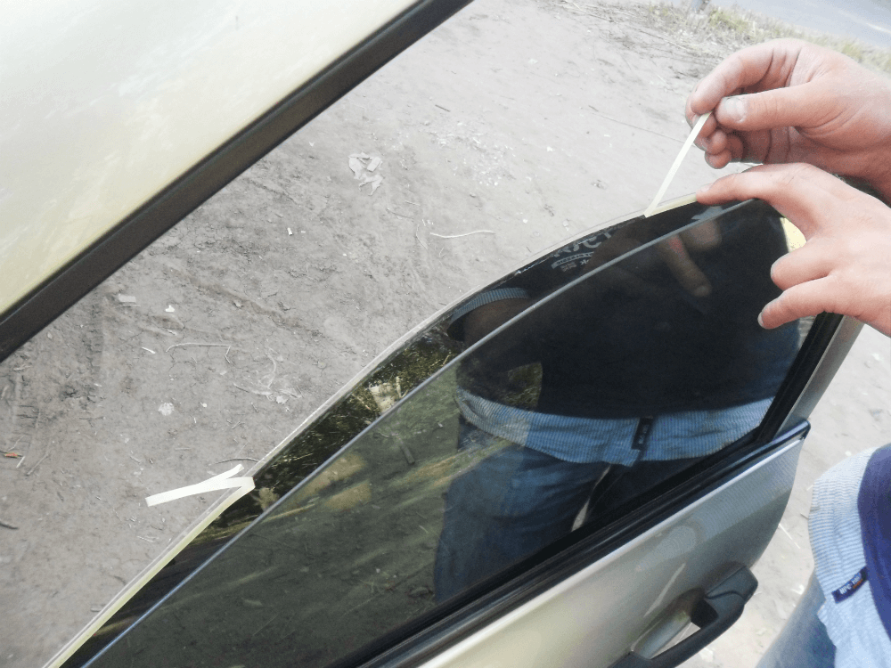 Установка съёмной тонировки на стекло автомобиля