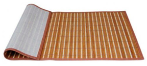 Антискользящий коврик-циновка, сделан из ротанга, который не боится влаги