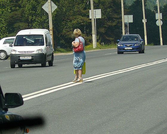 пешеход на дороге