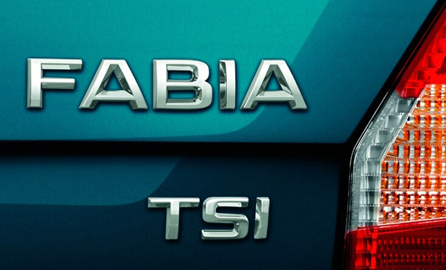 Значок TSI на крышке багажника авто