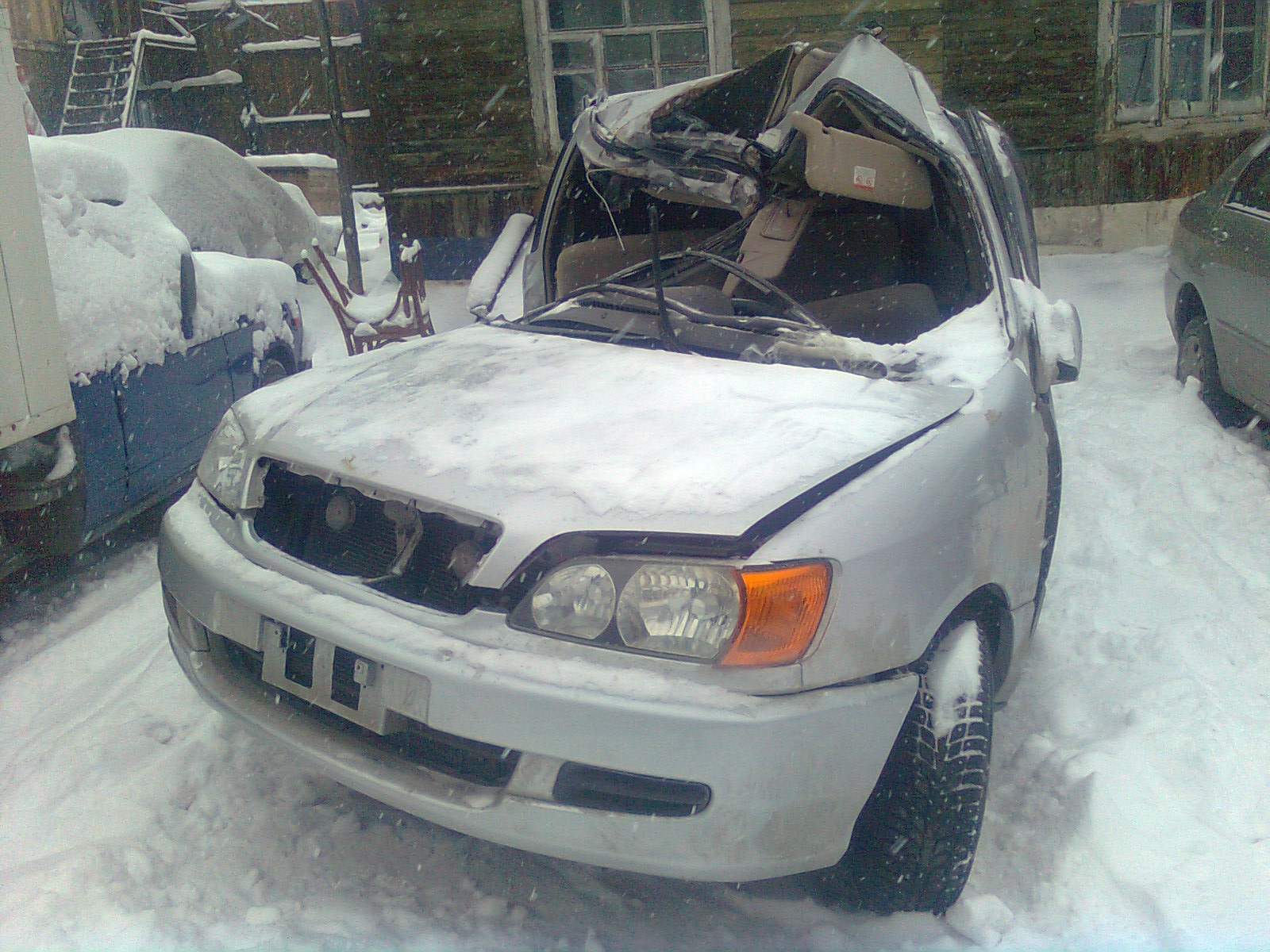 Toyota_Ipsum_на разборе после после аварии, но бампер уцелел
