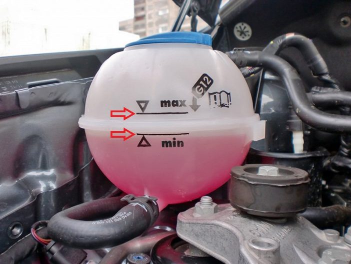 Уровень, а также количество необходимой жидкости можно легко проверить на некоторых автомобилях, которые наносят на свои емкости специальную маркировку с необходимыми отметками.