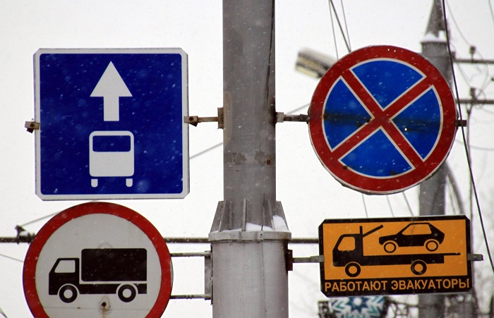 Дорожные знаки петербурга. Дорожный знак на столбе. Опоры дорожных знаков. Крепление дорожных знаков. Дорожный знак на опоре.