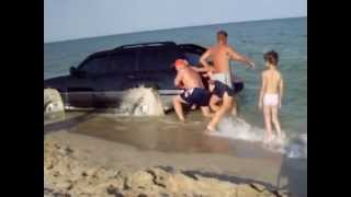 машина тонет в песке на берегу Азовского моря
