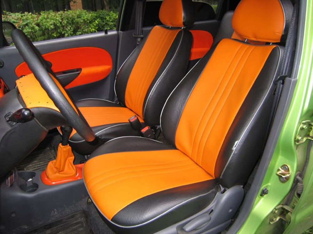 Оранжевые чехлы на сидениях