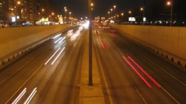 Автомобилей, движущихся по дороге в ночное время, время перерыва — стоковое видео