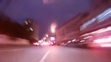 Автомобили идут на широкий диапазон шоссе в центре города — стоковое видео