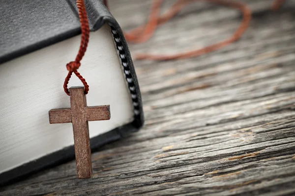 Крест и Библии — стоковое фото