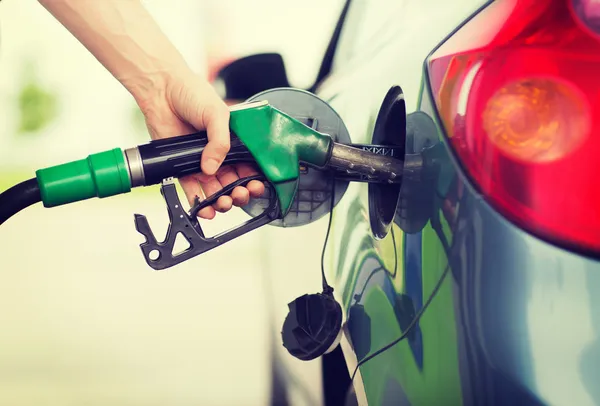 Человек, перекачки топлива бензин в машине на газозаправочной станции — стоковое фото