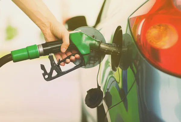 Человек, перекачки топлива бензин в машине на газозаправочной станции — стоковое фото