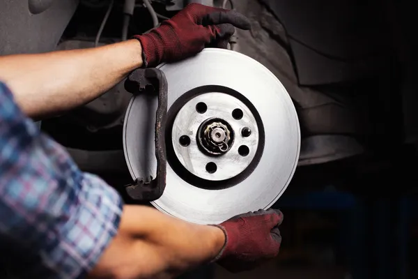 Автомобильный ремонт тормозов на автомобиль — стоковое фото
