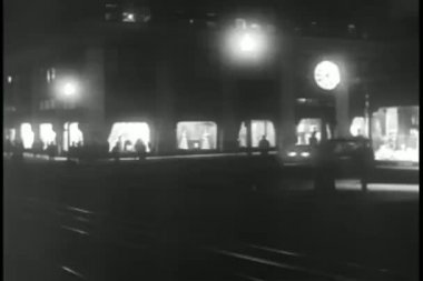 Автомобили, ускорение через улицы ночью — стоковое видео