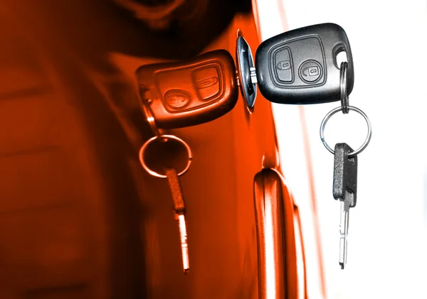 Ключ на двери автомобиля оранжевый — стоковое фото