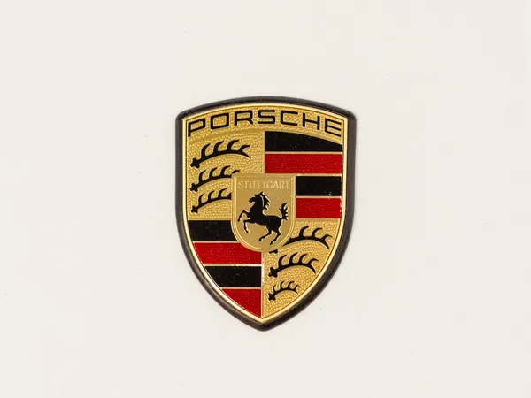Porsche знак — стоковое фото