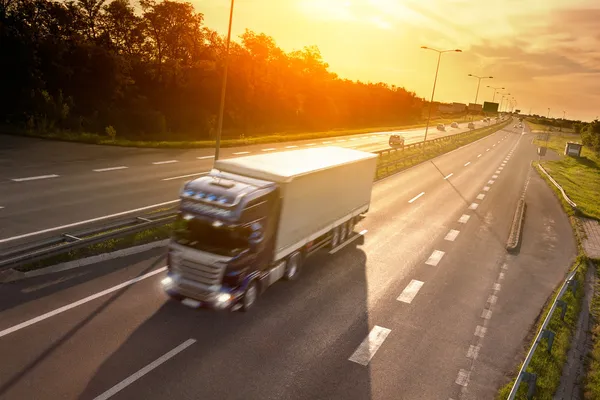Синий грузовик в motion blur на шоссе — стоковое фото
