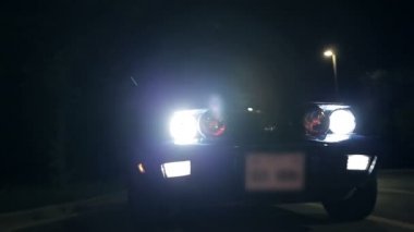 Фронтальный выстрел из машины фары ночью ездить — стоковое видео