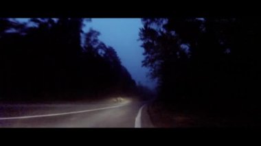 Ночной двигатель — стоковое видео