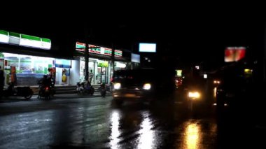 Автомобили и мотоциклы, вождение на мокрой дороге ночью после дождя. Видео — стоковое видео
