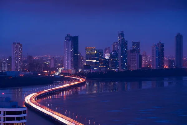 Панама-Сити ночь горизонт вид движения автомобилей на шоссе — стоковое фото