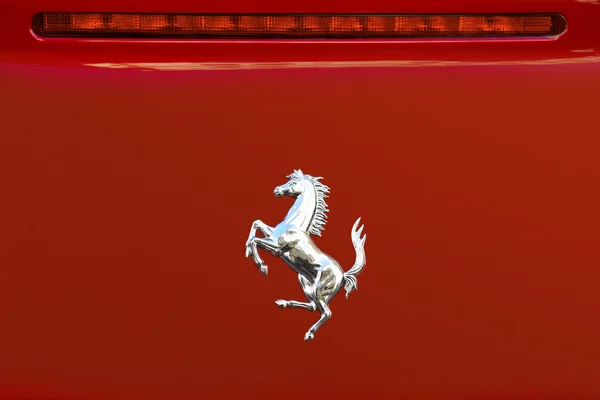Логотип Ferrari на задней части Красный Феррари — стоковое фото
