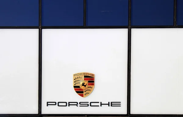 Логотип дилера Porsche — стоковое фото