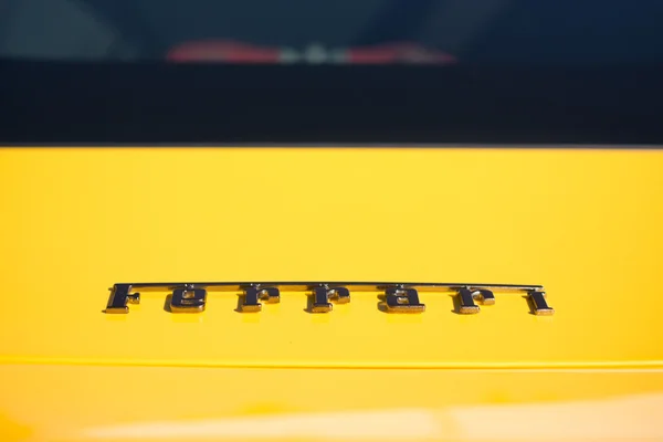 Крупный план эмблемы Феррари в суперавтомобиле в воскресенье электромобиль — стоковое фото