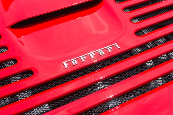 Автомобиль Феррари логотип на дисплее — стоковое фото