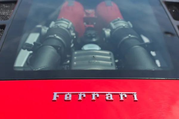 Логотип и двигателя автомобиля Ferrari на дисплее — стоковое фото