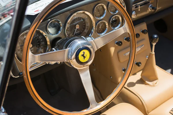 Интерьер автомобиля Ferrari на дисплее — стоковое фото