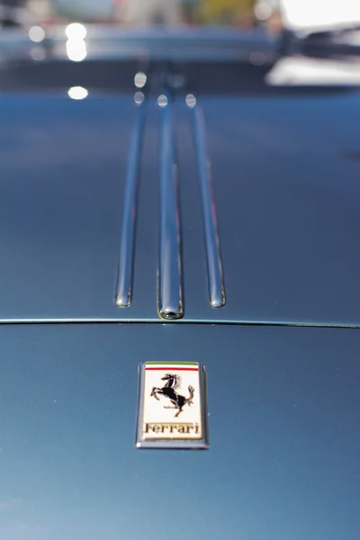 Автомобиль Феррари логотип на дисплее — стоковое фото