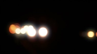Автомобильные фары ночью. расфокусированным — стоковое видео