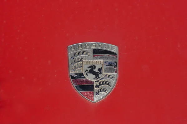 Винтажные Эмблема автомобиля Porsche — стоковое фото