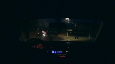 Ночное вождение, автомобиль широкий выстрел — стоковое видео